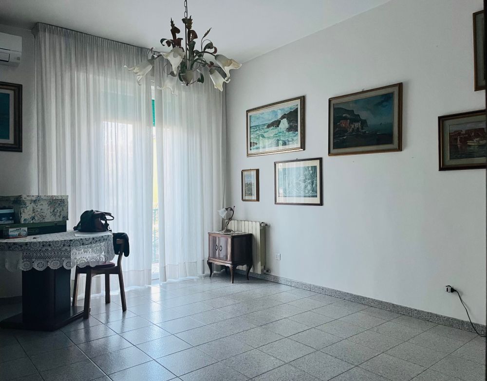 appartamento in vendita in via Giolitti con due camere e cantina a Livorno