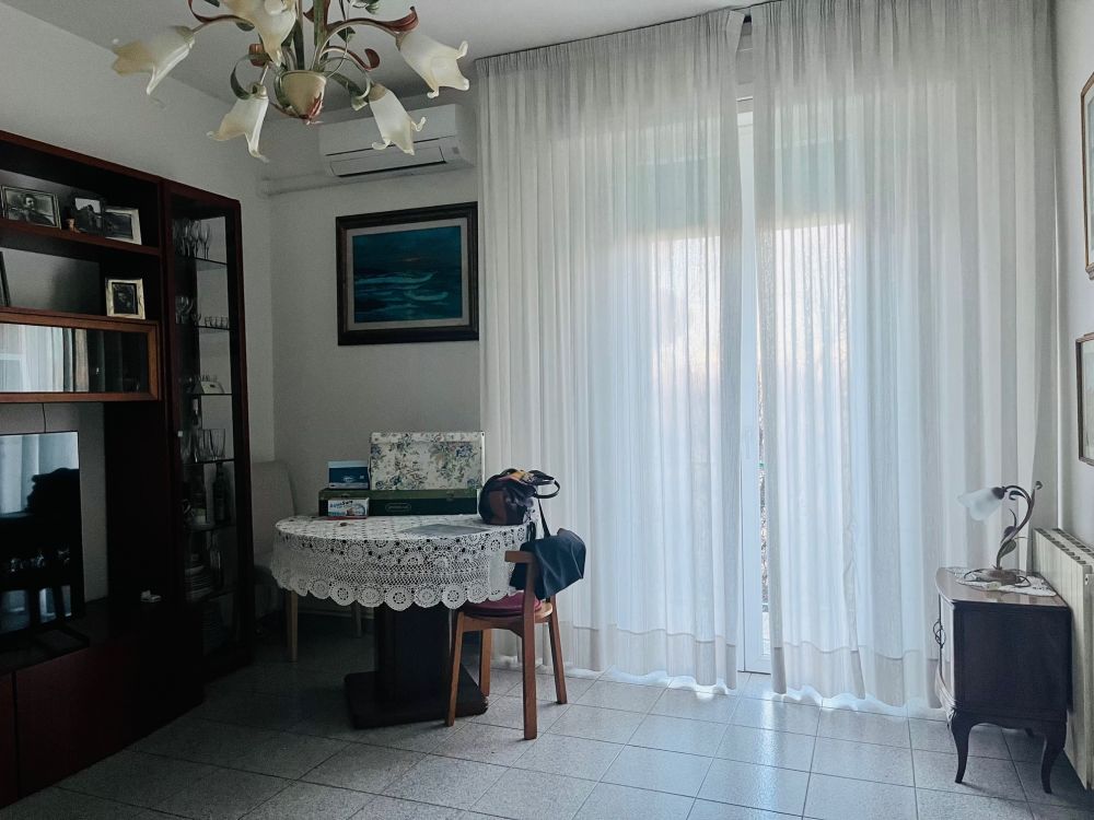 appartamento in vendita in via Giolitti con due camere e cantina a Livorno