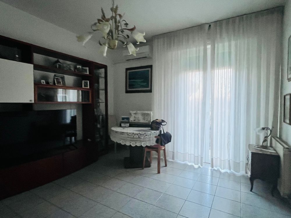 appartamento in vendita in via Giolitti con due camere e cantina a Livorno