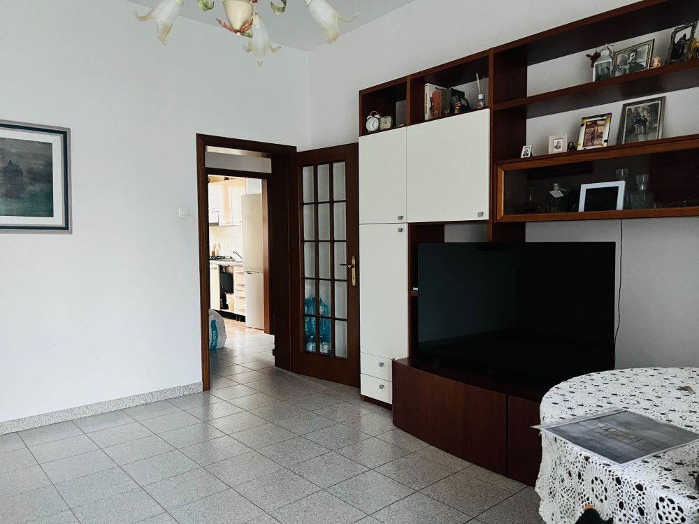 appartamento in vendita in via Giolitti con due camere e cantina a Livorno