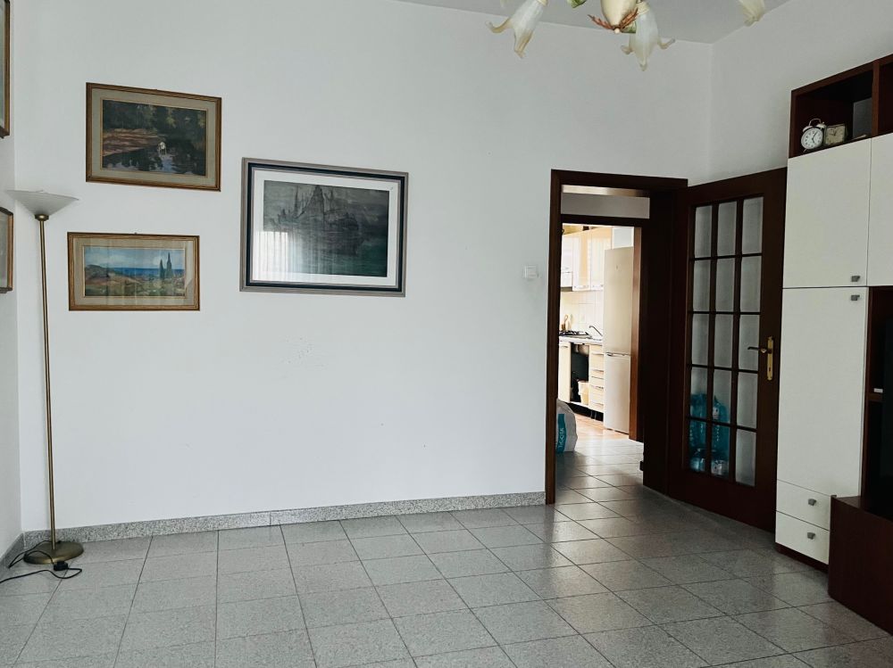 appartamento in vendita in via Giolitti con due camere e cantina a Livorno