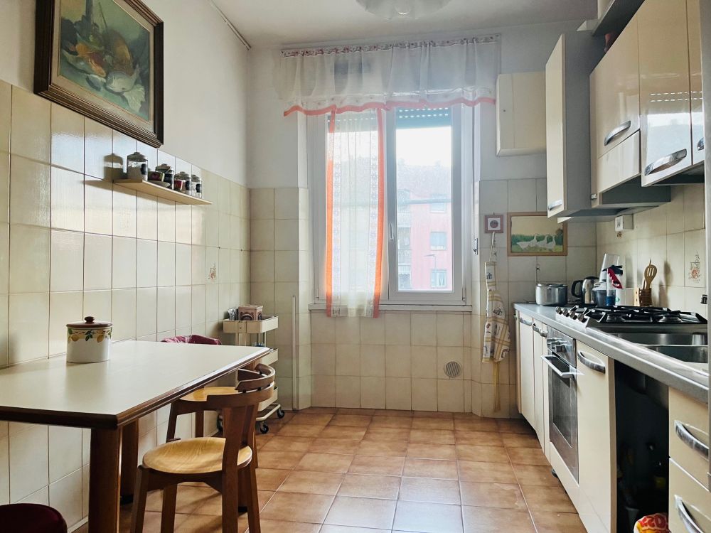 appartamento in vendita in via Giolitti con due camere e cantina a Livorno