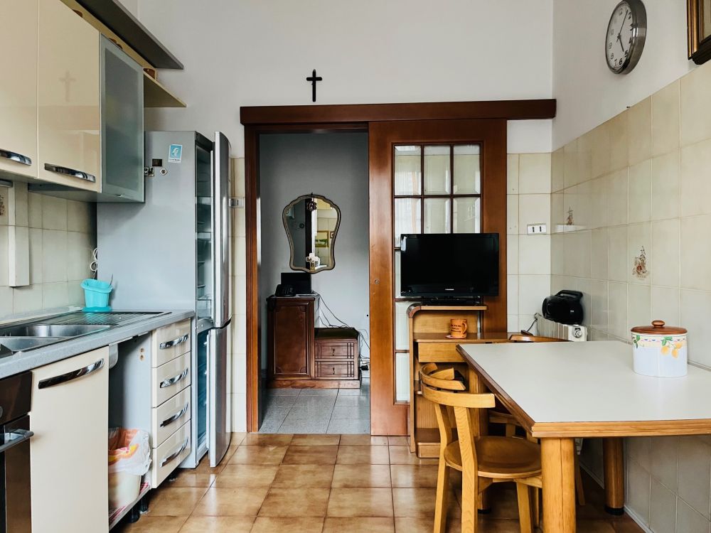 appartamento in vendita in via Giolitti con due camere e cantina a Livorno