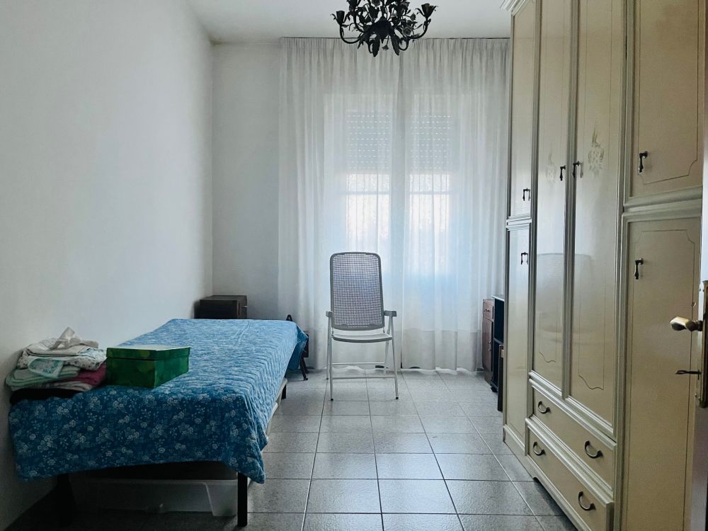 appartamento in vendita in via Giolitti con due camere e cantina a Livorno