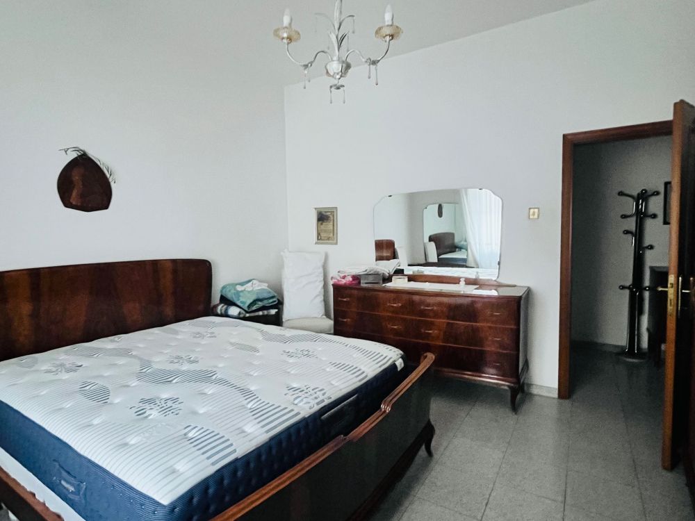 appartamento in vendita in via Giolitti con due camere e cantina a Livorno