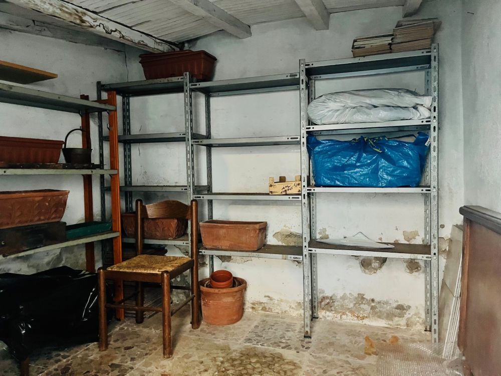 appartamento in vendita in via Giolitti con due camere e cantina a Livorno