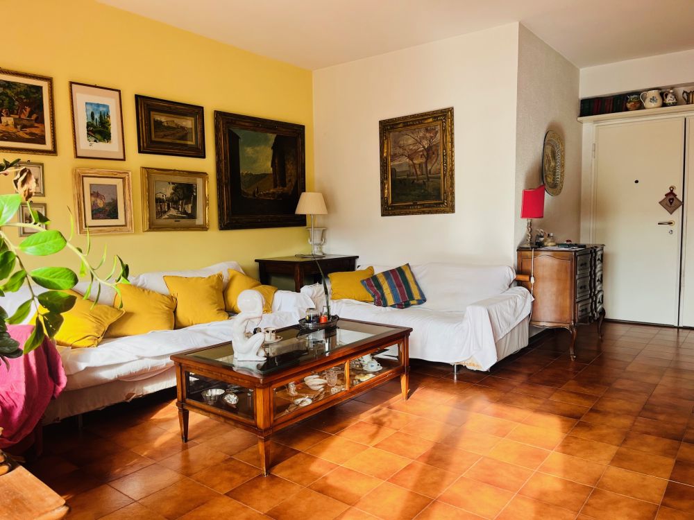 appartamento ampio e luminoso con 3 camera posto auto e cantina in vendita a Livorno Piazza due Giugno