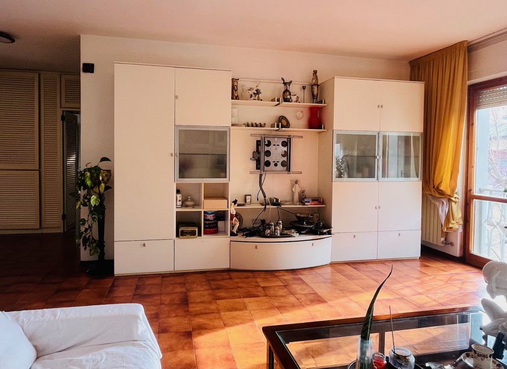 appartamento ampio e luminoso con 3 camera posto auto e cantina in vendita a Livorno Piazza due Giugno