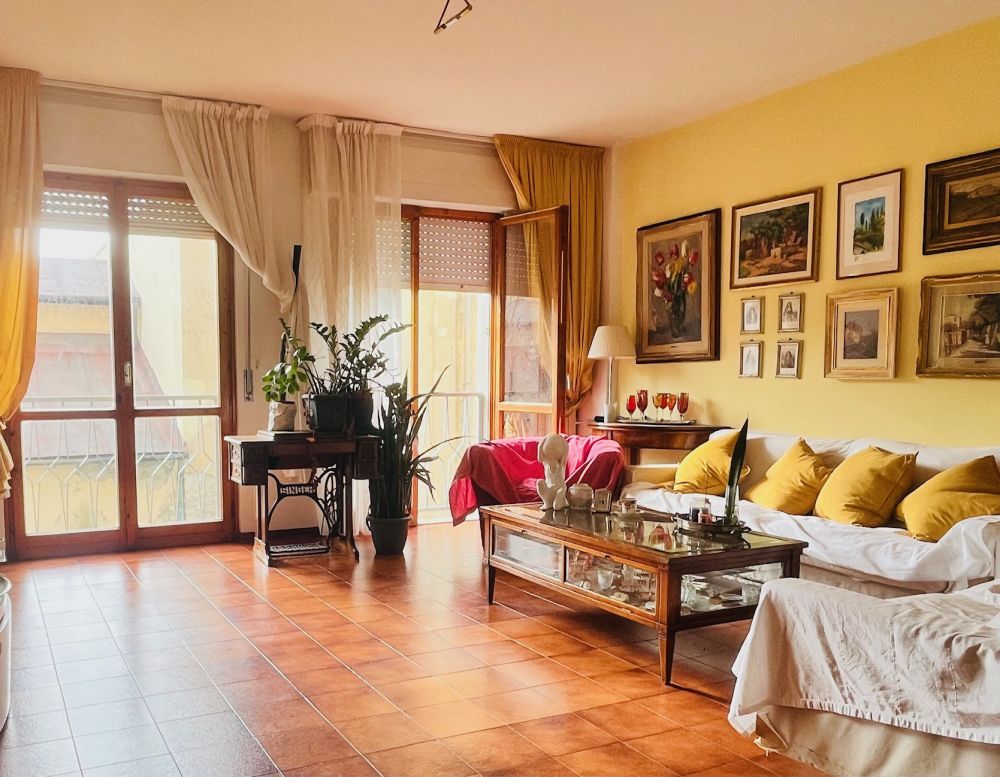 appartamento ampio e luminoso con 3 camera posto auto e cantina in vendita a Livorno Piazza due Giugno