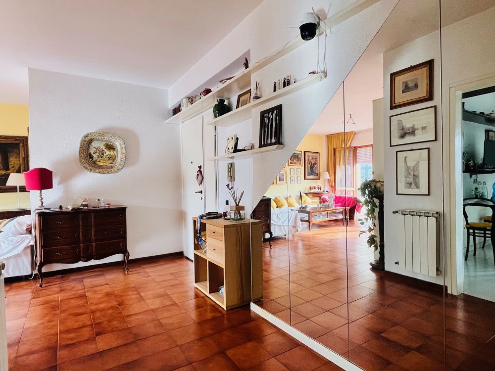 appartamento ampio e luminoso con 3 camera posto auto e cantina in vendita a Livorno Piazza due Giugno