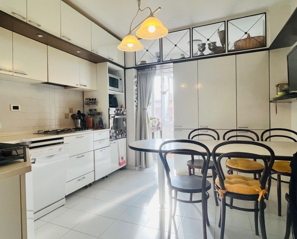 appartamento ampio e luminoso con 3 camera posto auto e cantina in vendita a Livorno Piazza due Giugno