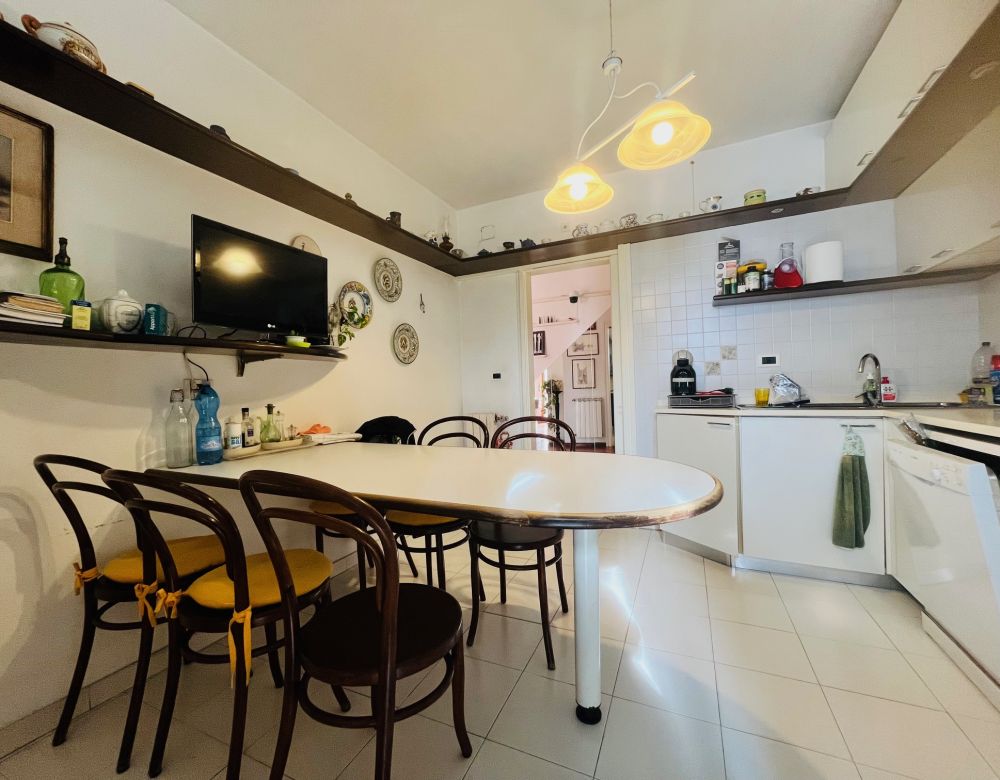 appartamento ampio e luminoso con 3 camera posto auto e cantina in vendita a Livorno Piazza due Giugno