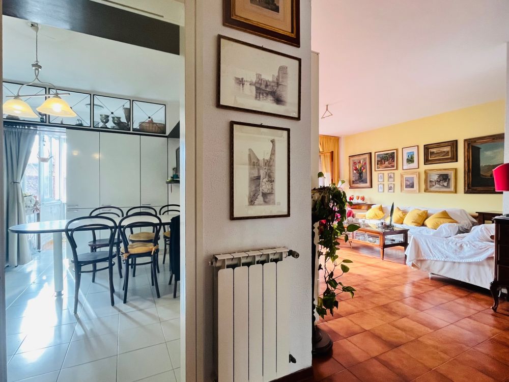 appartamento ampio e luminoso con 3 camera posto auto e cantina in vendita a Livorno Piazza due Giugno