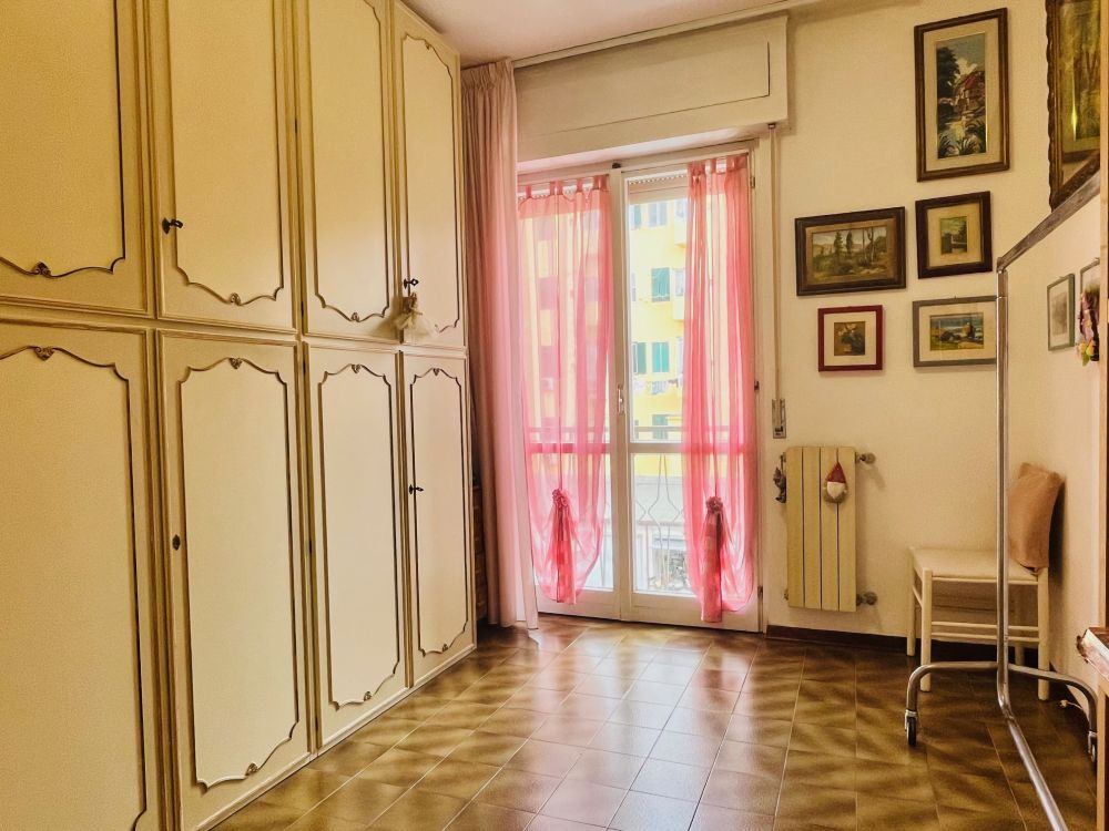 appartamento ampio e luminoso con 3 camera posto auto e cantina in vendita a Livorno Piazza due Giugno