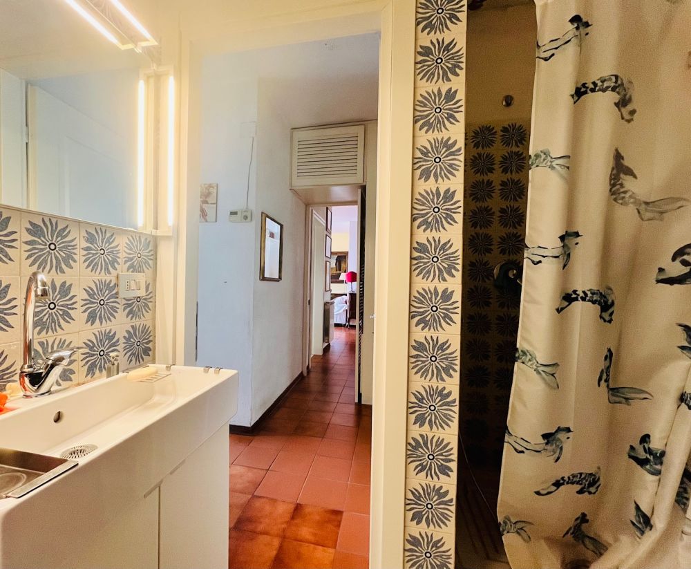 appartamento ampio e luminoso con 3 camera posto auto e cantina in vendita a Livorno Piazza due Giugno