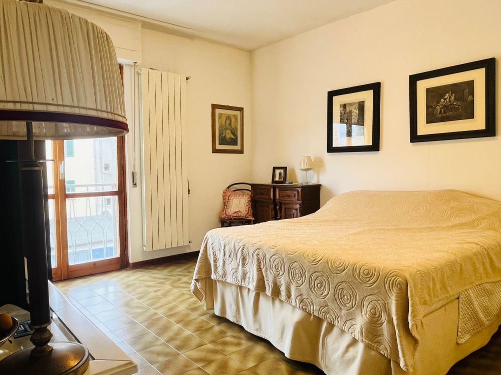 appartamento ampio e luminoso con 3 camera posto auto e cantina in vendita a Livorno Piazza due Giugno