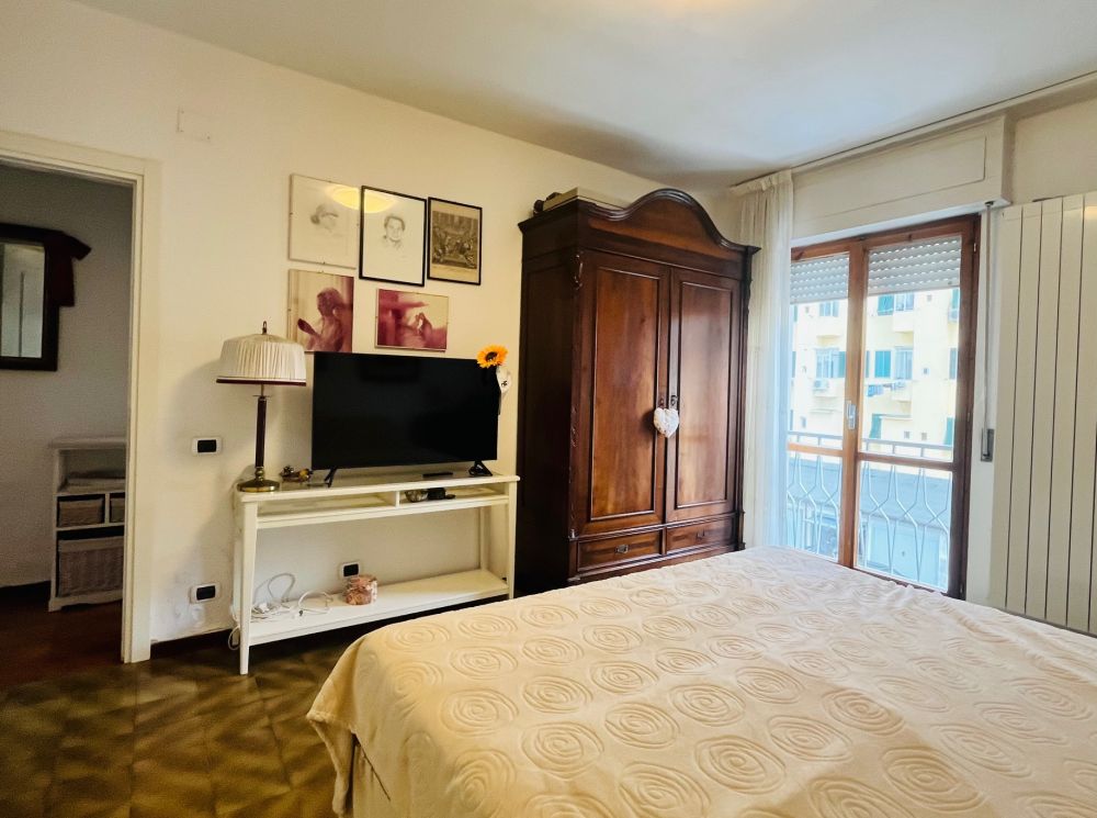 appartamento ampio e luminoso con 3 camera posto auto e cantina in vendita a Livorno Piazza due Giugno