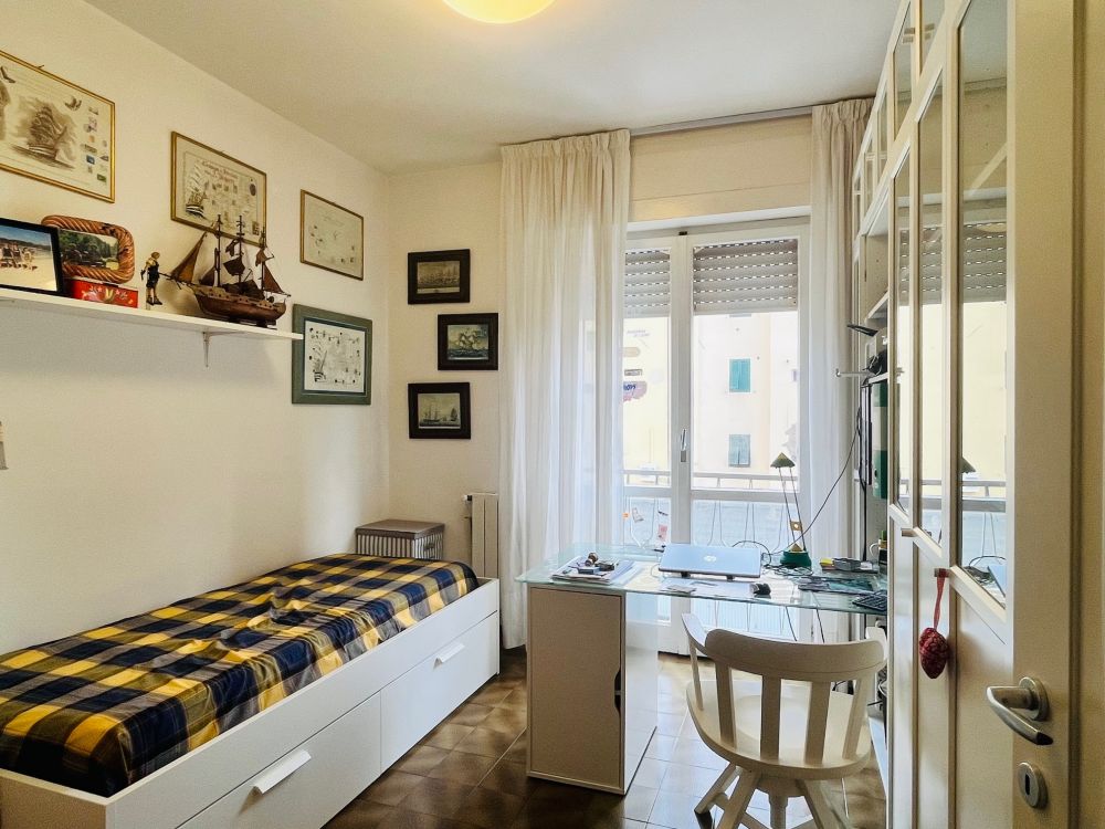 appartamento ampio e luminoso con 3 camera posto auto e cantina in vendita a Livorno Piazza due Giugno