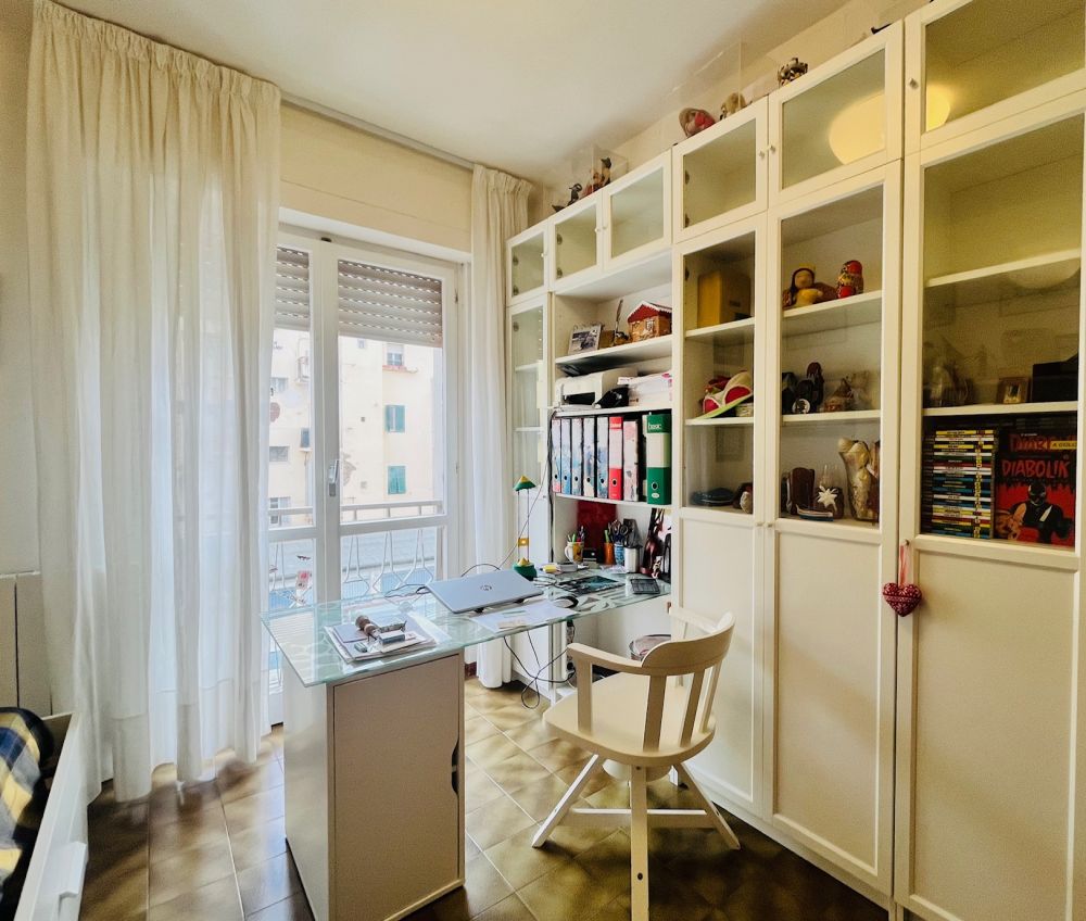 appartamento ampio e luminoso con 3 camera posto auto e cantina in vendita a Livorno Piazza due Giugno