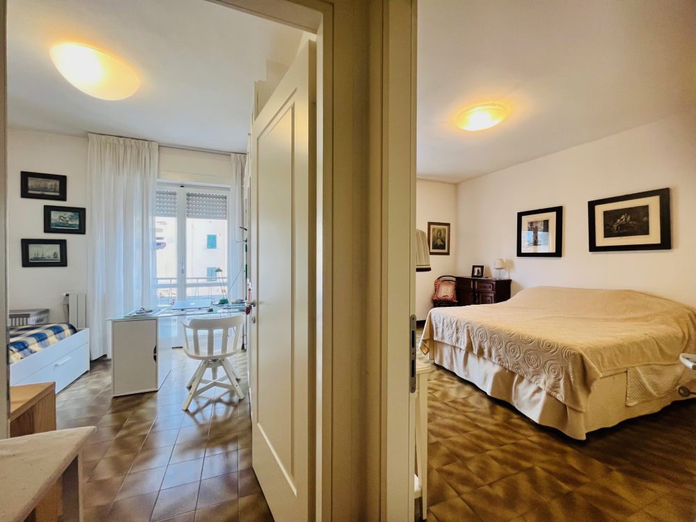 appartamento ampio e luminoso con 3 camera posto auto e cantina in vendita a Livorno Piazza due Giugno