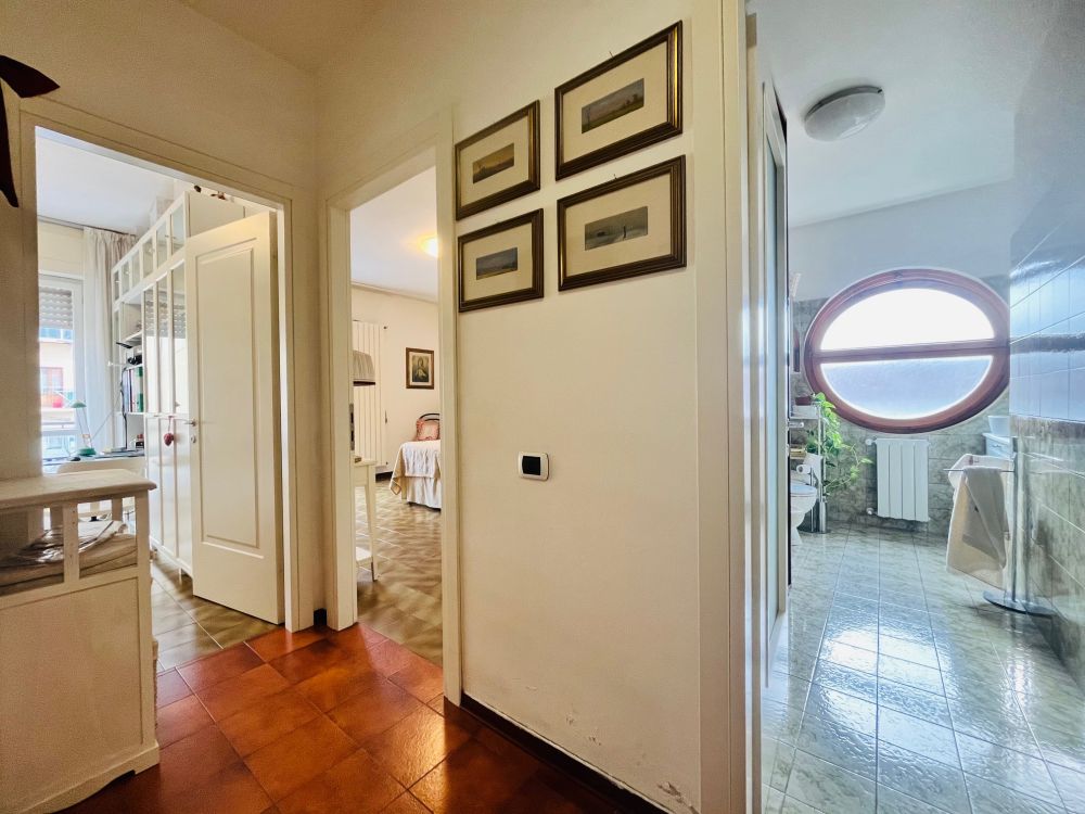 appartamento ampio e luminoso con 3 camera posto auto e cantina in vendita a Livorno Piazza due Giugno