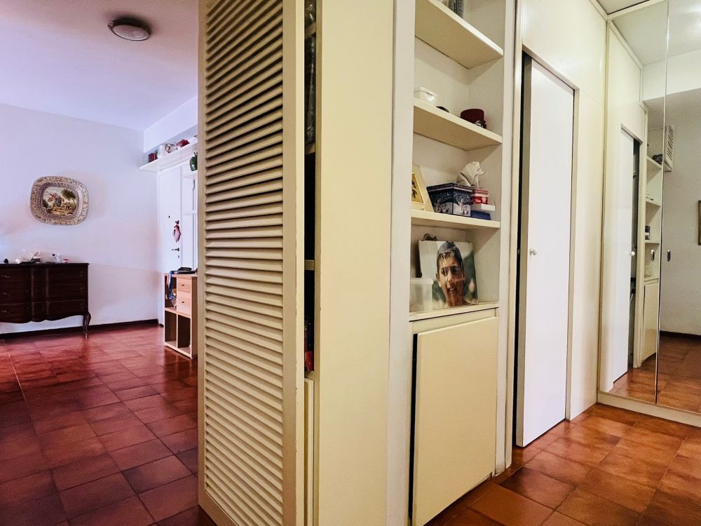 appartamento ampio e luminoso con 3 camera posto auto e cantina in vendita a Livorno Piazza due Giugno