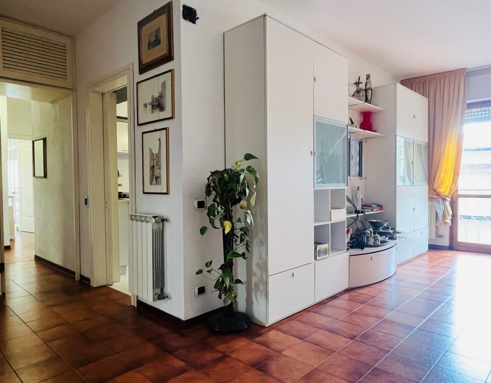 appartamento ampio e luminoso con 3 camera posto auto e cantina in vendita a Livorno Piazza due Giugno