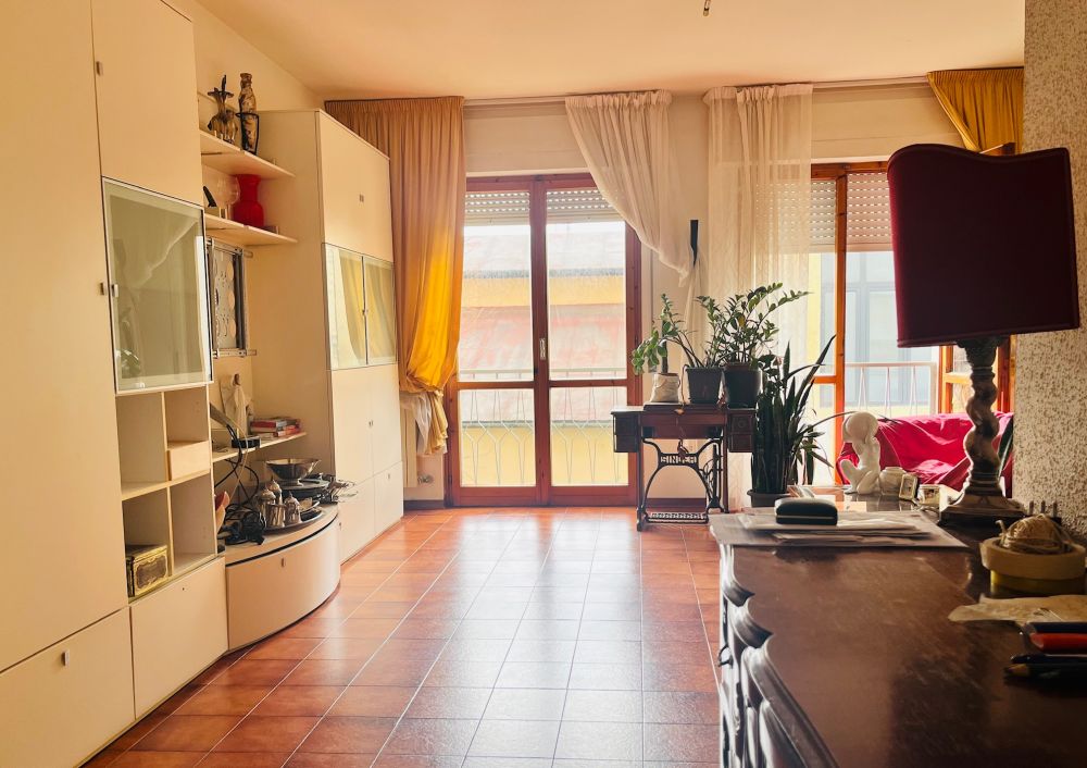 appartamento ampio e luminoso con 3 camera posto auto e cantina in vendita a Livorno Piazza due Giugno