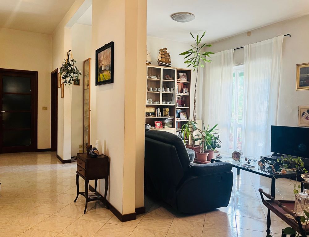 Appartamento luminoso con 3 camere matrimoniali e balcone in vendita a Livorno in Fabbricotti