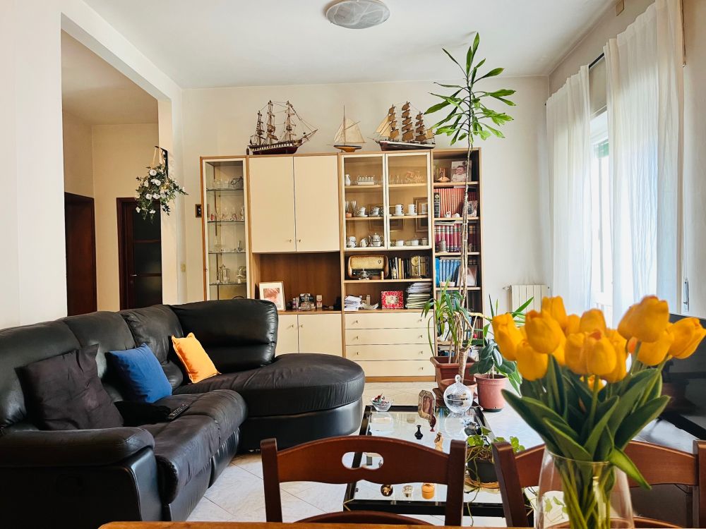 Appartamento luminoso con 3 camere matrimoniali e balcone in vendita a Livorno in Fabbricotti