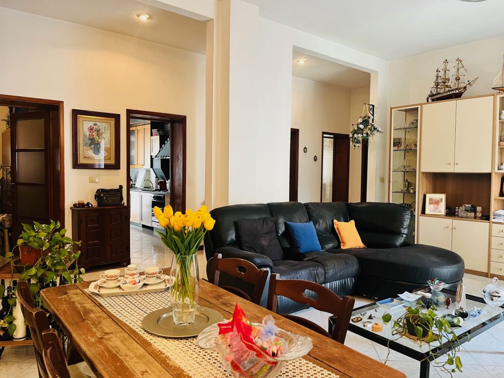 Appartamento luminoso con 3 camere matrimoniali e balcone in vendita a Livorno in Fabbricotti