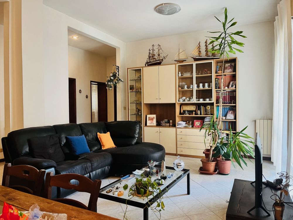 Appartamento luminoso con 3 camere matrimoniali e balcone in vendita a Livorno in Fabbricotti