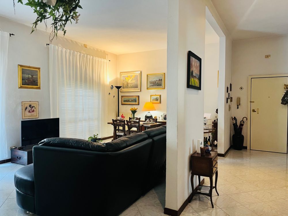 Appartamento luminoso con 3 camere matrimoniali e balcone in vendita a Livorno in Fabbricotti