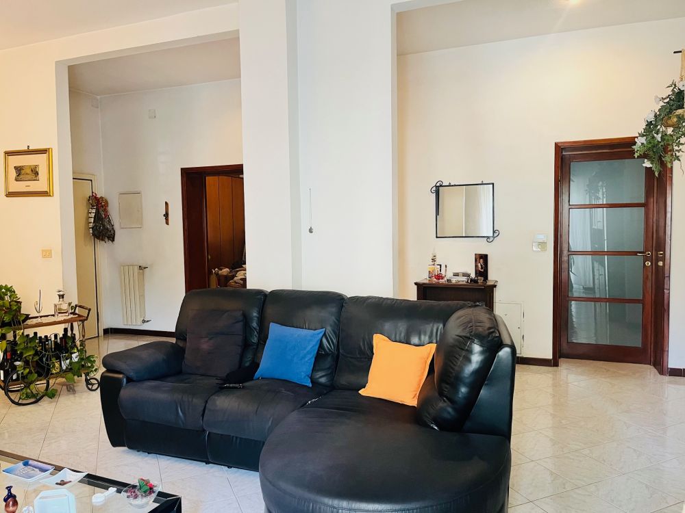 Appartamento luminoso con 3 camere matrimoniali e balcone in vendita a Livorno in Fabbricotti