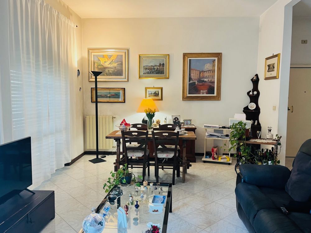 Appartamento luminoso con 3 camere matrimoniali e balcone in vendita a Livorno in Fabbricotti