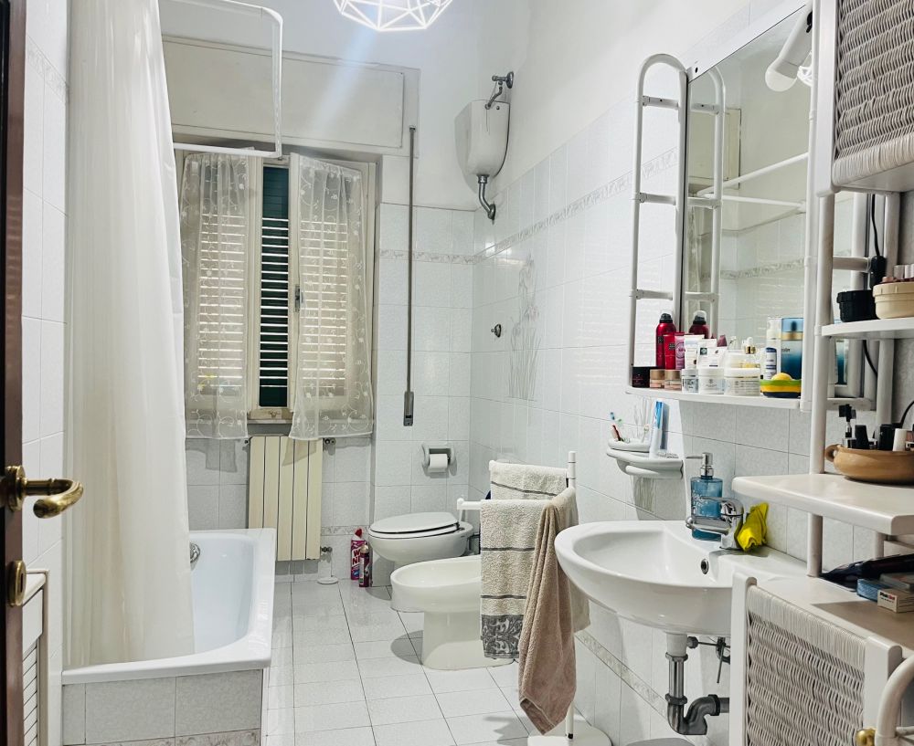 Appartamento luminoso con 3 camere matrimoniali e balcone in vendita a Livorno in Fabbricotti