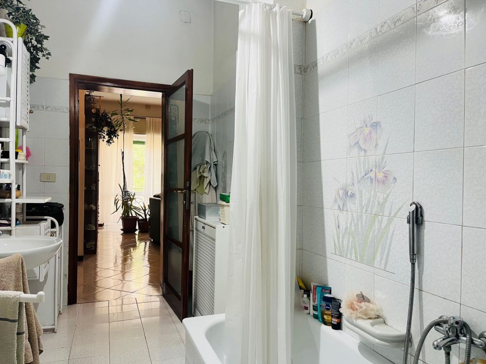 Appartamento luminoso con 3 camere matrimoniali e balcone in vendita a Livorno in Fabbricotti