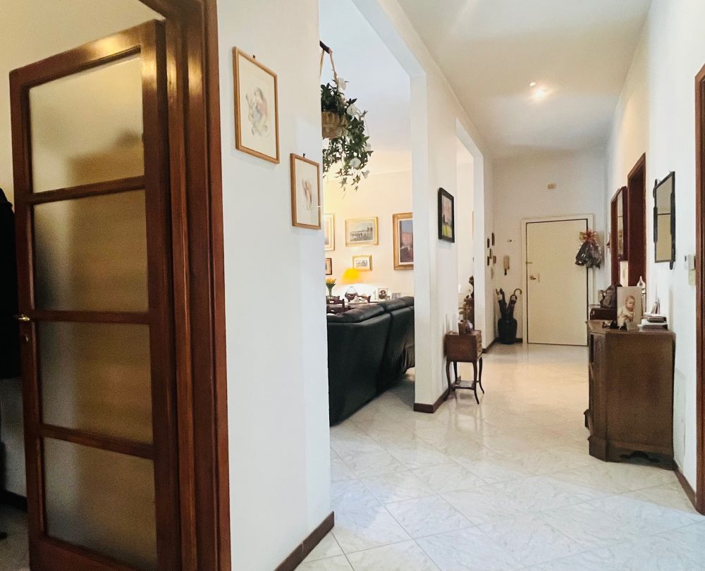 Appartamento luminoso con 3 camere matrimoniali e balcone in vendita a Livorno in Fabbricotti