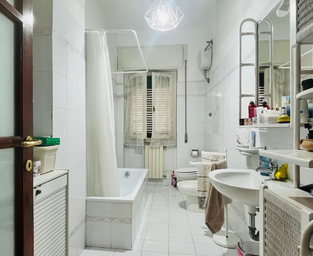 Appartamento luminoso con 3 camere matrimoniali e balcone in vendita a Livorno in Fabbricotti