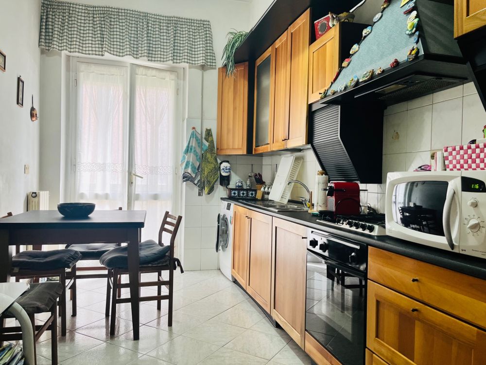 Appartamento luminoso con 3 camere matrimoniali e balcone in vendita a Livorno in Fabbricotti