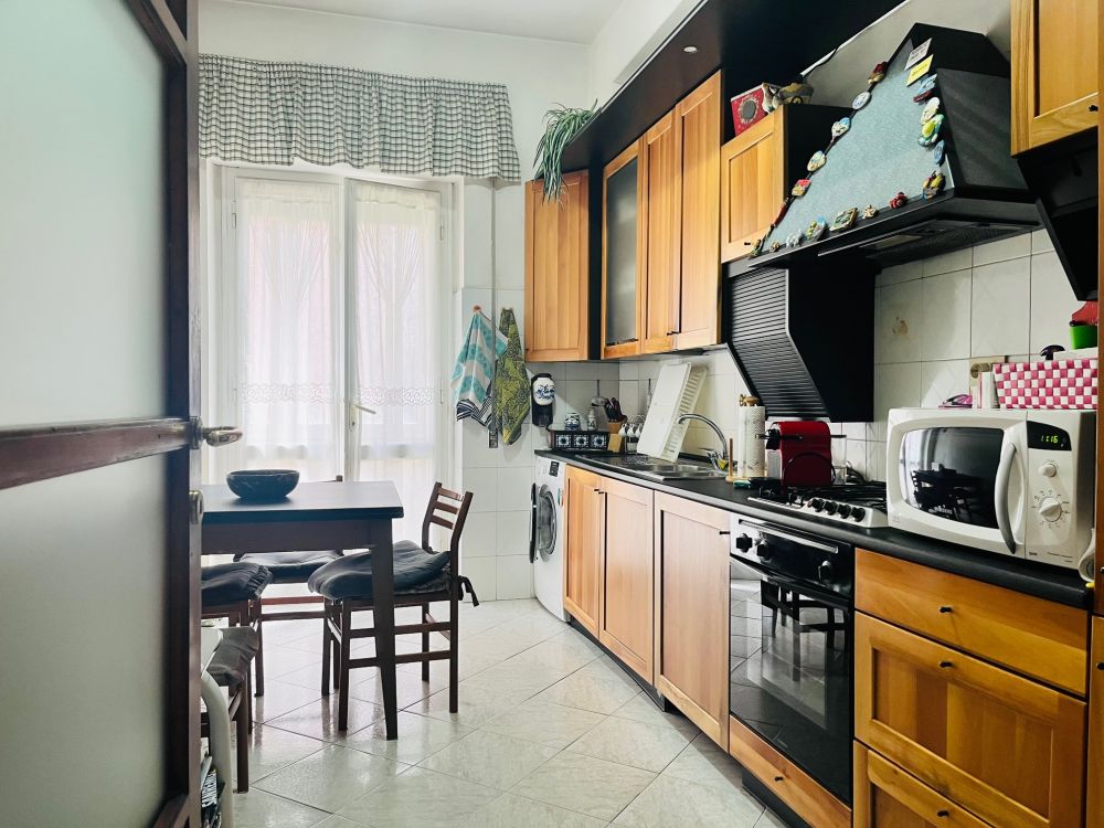 Appartamento luminoso con 3 camere matrimoniali e balcone in vendita a Livorno in Fabbricotti