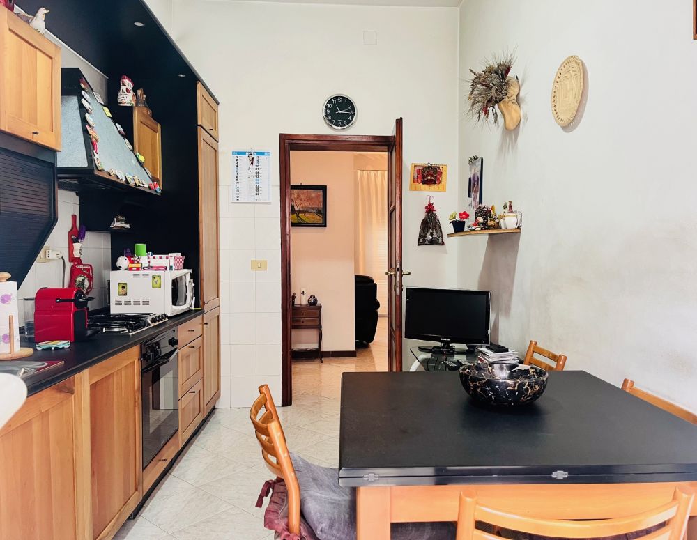 Appartamento luminoso con 3 camere matrimoniali e balcone in vendita a Livorno in Fabbricotti