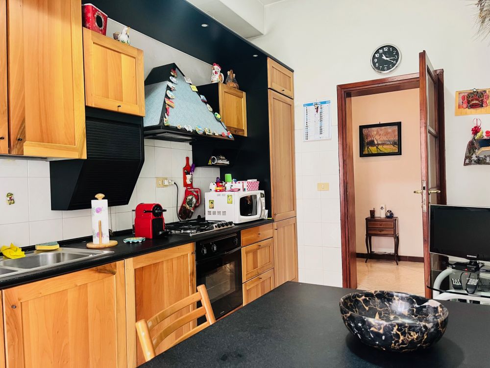 Appartamento luminoso con 3 camere matrimoniali e balcone in vendita a Livorno in Fabbricotti