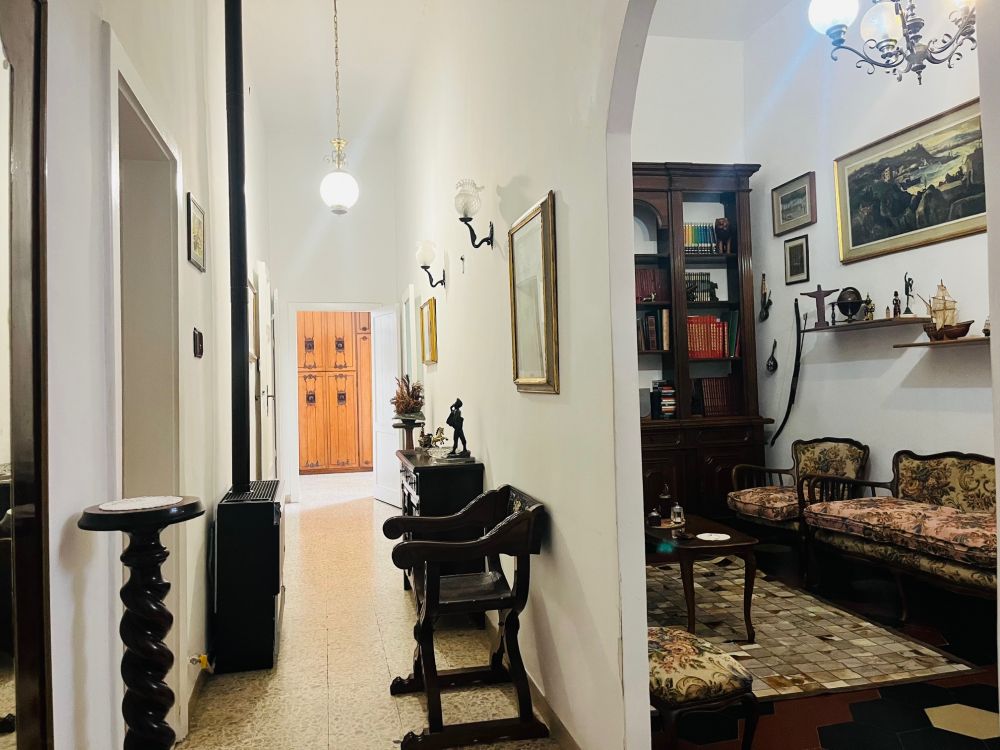 appartamento luminoso e di ampia metratura da ristrutturare in vendita a Livorno zona centro 