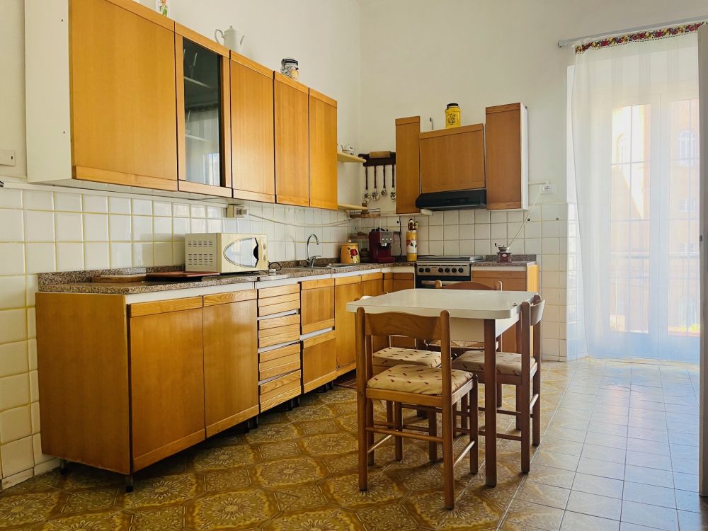 appartamento luminoso e di ampia metratura da ristrutturare in vendita a Livorno zona centro