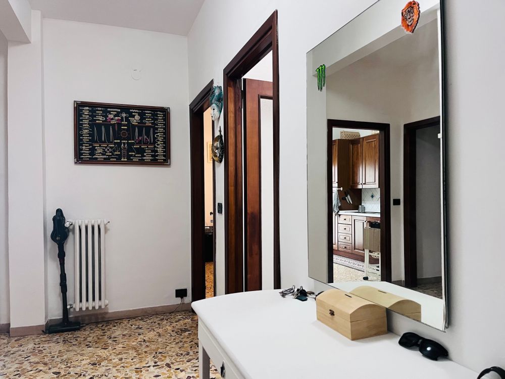 Appartamento in vendita a Livorno buone condizioni 2 camere matrimoniali zona Garibaldi-Zola