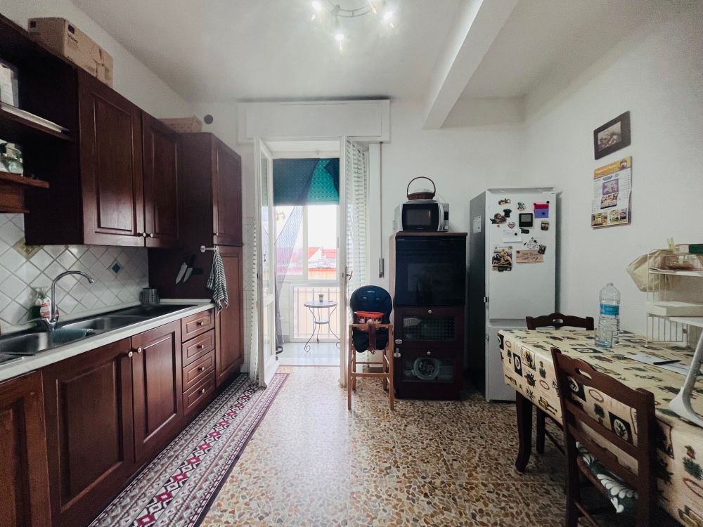 Appartamento in vendita a Livorno buone condizioni 2 camere matrimoniali zona Garibaldi-Zola