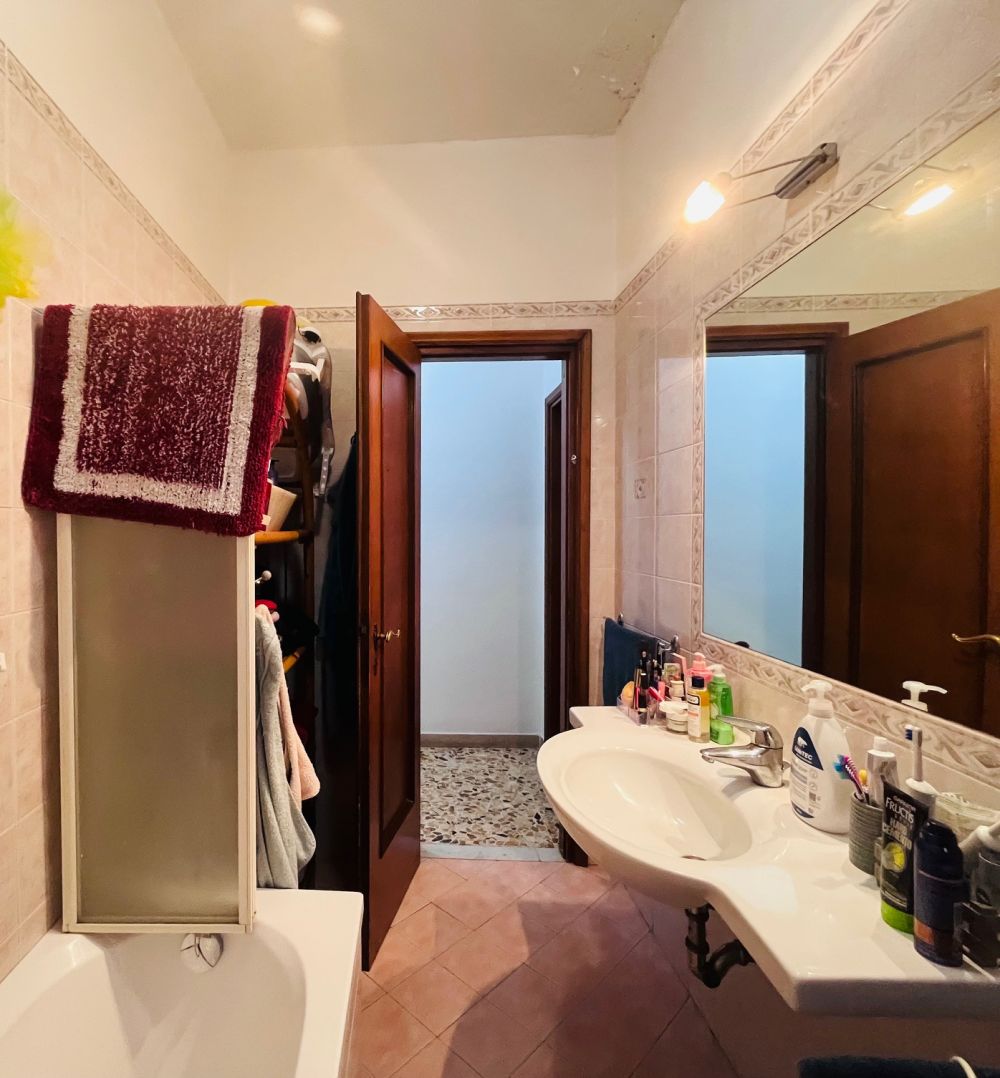 Appartamento in vendita a Livorno buone condizioni 2 camere matrimoniali zona Garibaldi-Zola