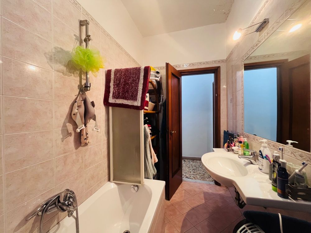 Appartamento in vendita a Livorno buone condizioni 2 camere matrimoniali zona Garibaldi-Zola
