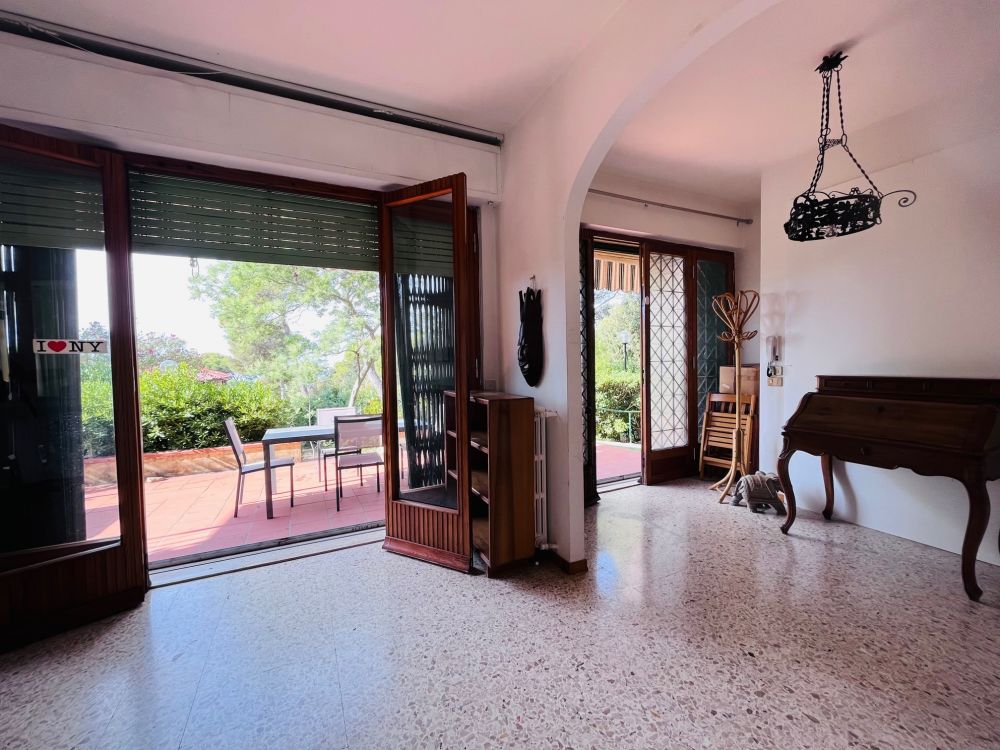 Villa con Giardino in Vendita a Livorno zona Quercianella